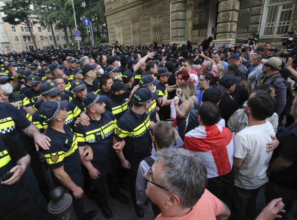 U Tbilisiju nastavljeni protesti, demonstranti blokirali ključnu saobraćajnicu