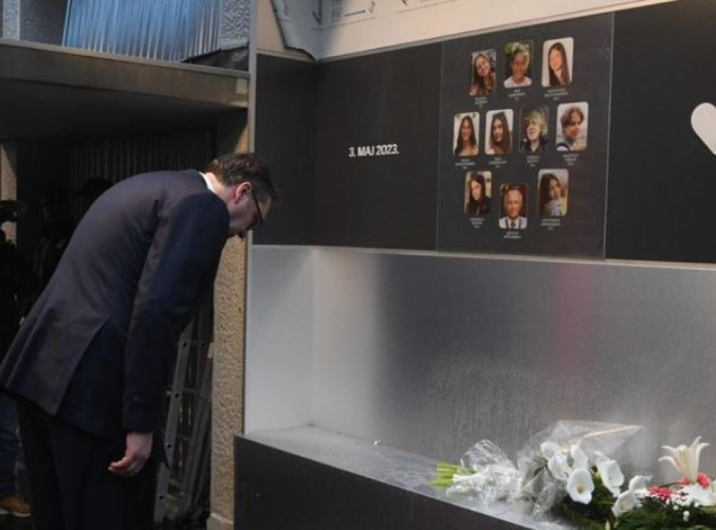 Predsednik Vučić položio cveće u školi Vladislav Ribnikar na godišnjicu tragedije