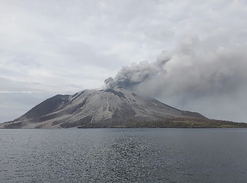 Indonezija će trajno preseliti 10.000 ljudi nakon serije erupcija vulkana Ruang