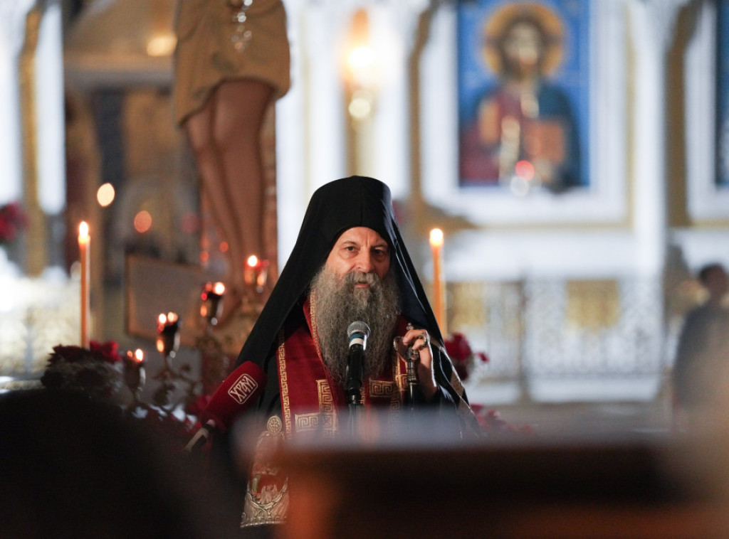 Patrijarh služio večernje Velikog petka u Hramu, vernici celivali Plaštanicu