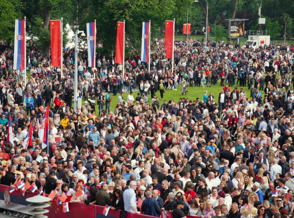 Veliki broj građana okupio se ispred Palate Srbija da pozdravi predsednika Sija