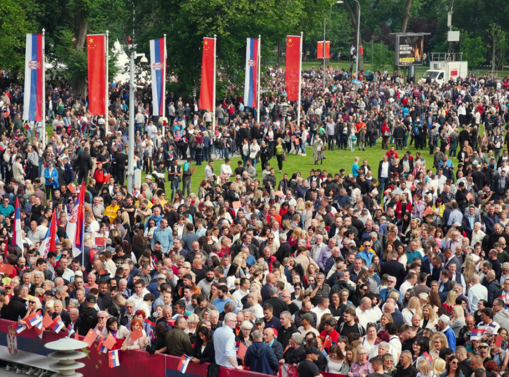 Veliki broj građana okupio se ispred Palate Srbija da pozdravi predsednika Sija