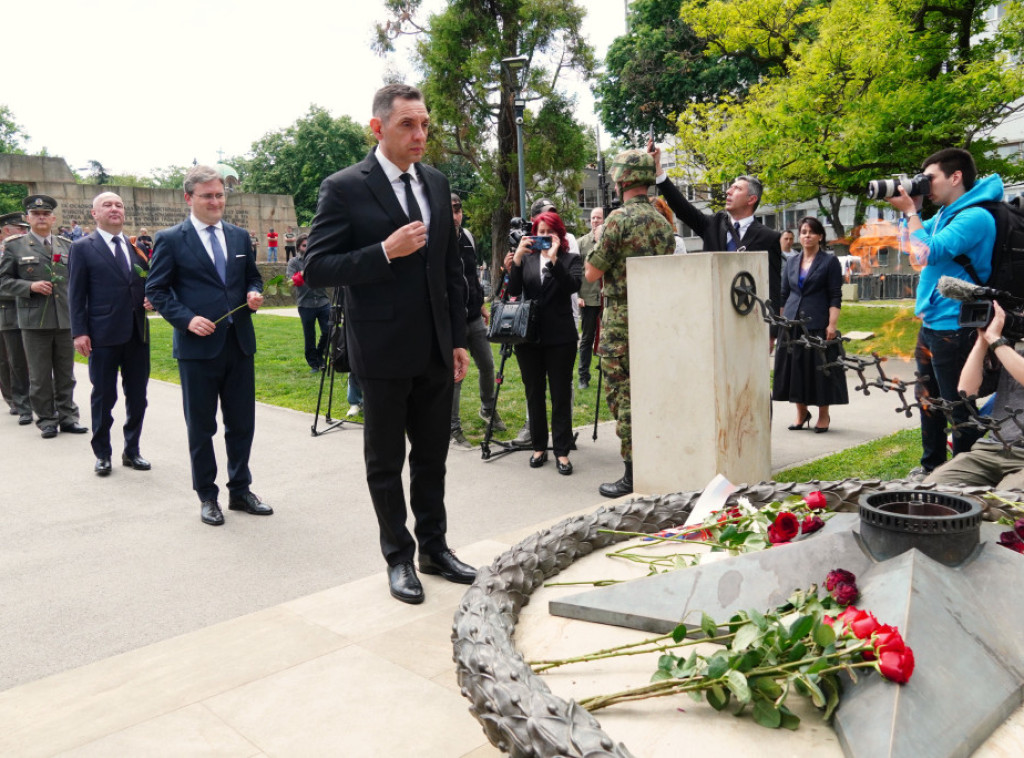 Vulin položio venac na groblje oslobodiocima Beograda