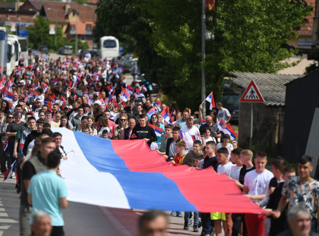 Srbi u Leposaviću razvili veliku srpsku zastavu na dan Svetog Vasilija