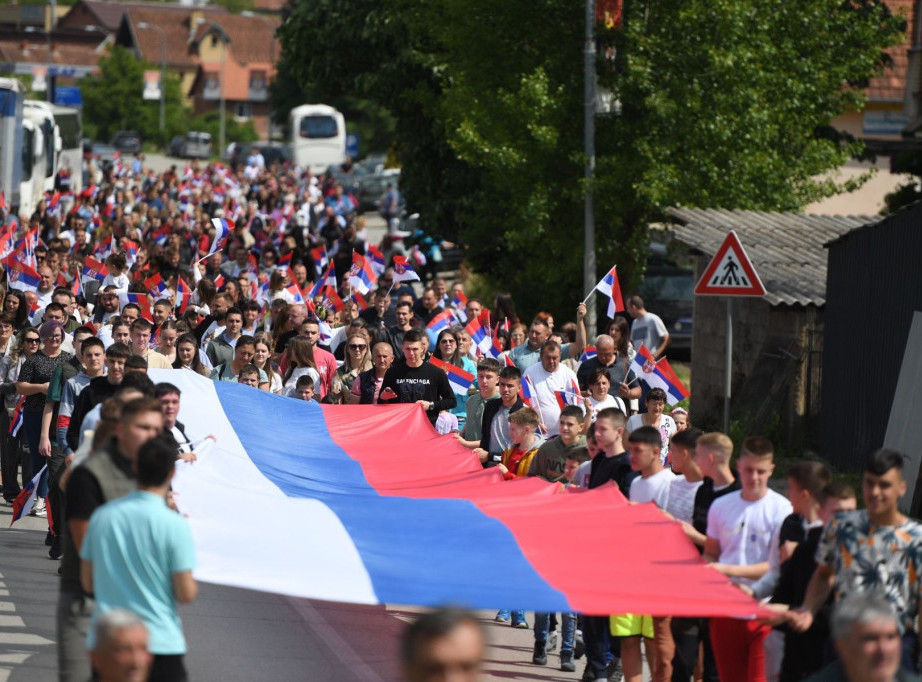 Srbi u Leposaviću razvili veliku srpsku zastavu na dan Svetog Vasilija