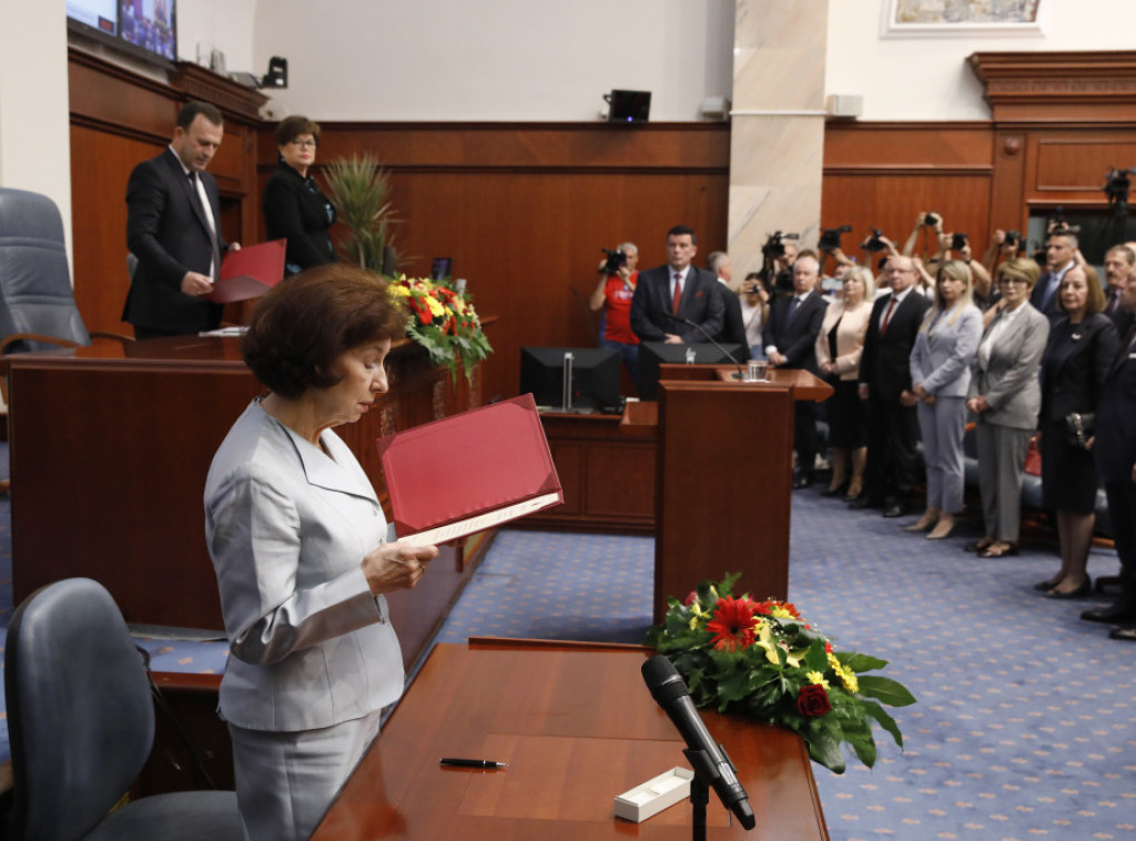 Gordana Siljanovska Davkova položila zakletvu, izostavila reč "Severna" iz naziva države