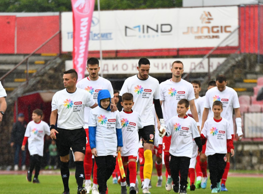 Fudbaleri Superlige prigodnim majicama obeležili dan osnivanja Sportskih igara mladih