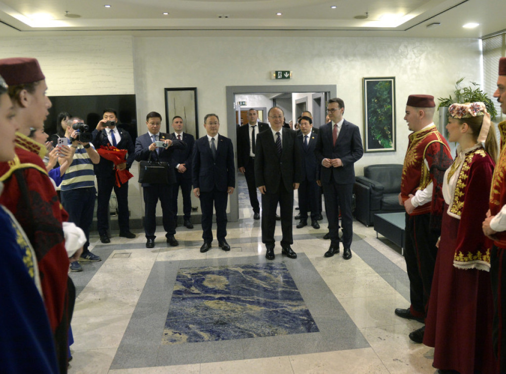 Delegacija iz Pekinga doputovala u Beograd, doček na aerodromu uz pesmu "Ovo je Srbija"