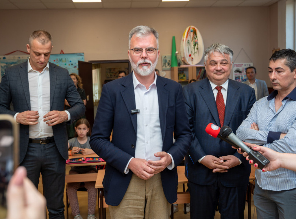 Ministar telekomunikacija Dejan Ristić obišao OŠ ''Rudovci''