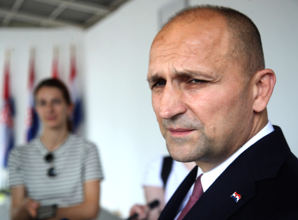 Ministar odbrane Hrvatske Anušić tvri da je "srpska strana" kriva za ekscesne situacije na Kosmetu