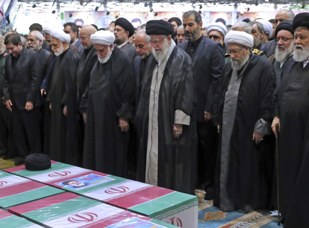 Hamnei predvodio molitvu za Raisija, na ispraćaju u Teheranu više od 50 delegacija