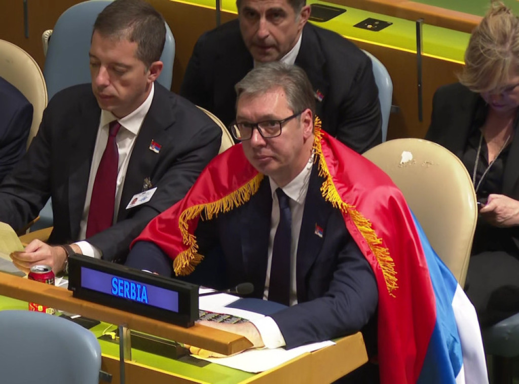 Vučić pokazao medalje i poklone: Najdraža zastava kojom se ogrnuo u UN