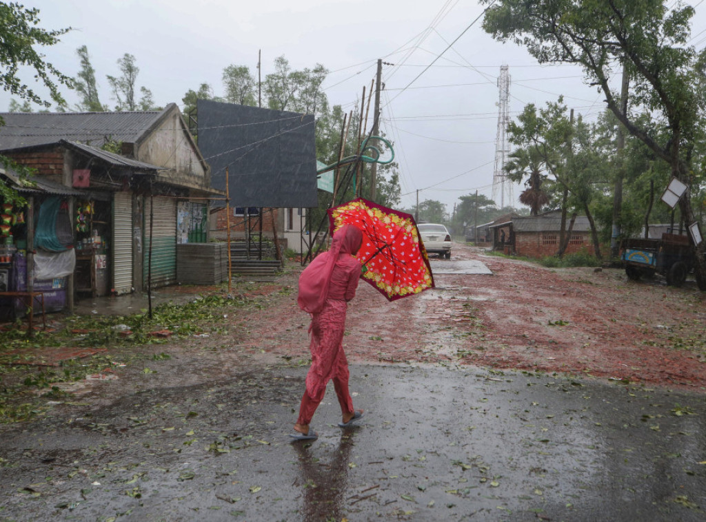 Broj poginulih u ciklonu u Bangladešu i Indiji povećao se na 16