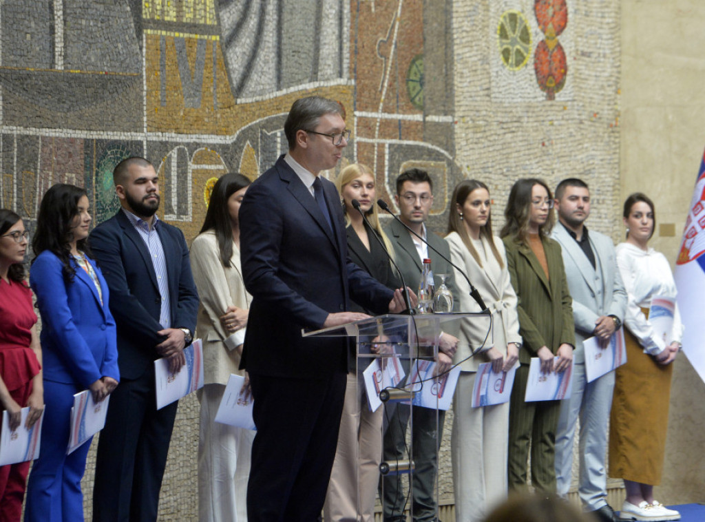 Aleksandar Vučić uručio ugovore najboljim diplomcima medicinskih fakulteta i srednjih škola