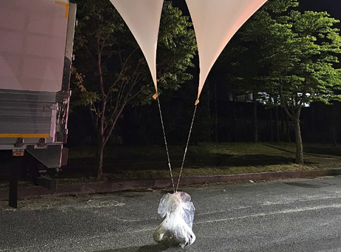 Južna Koreja upozorila građane na balone koji nose smeće i izmet sa severa
