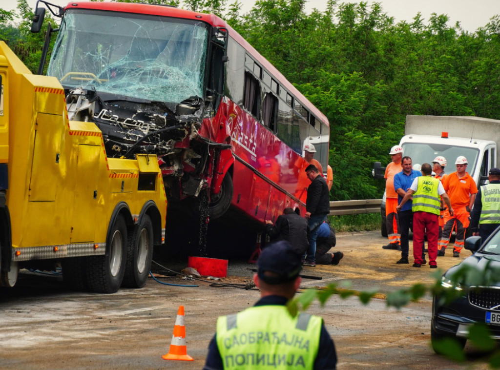 Vozač džipa poginuo u sudaru sa autobusom kod Mladenovca, povređeno 37 osoba od kojih četiri teže