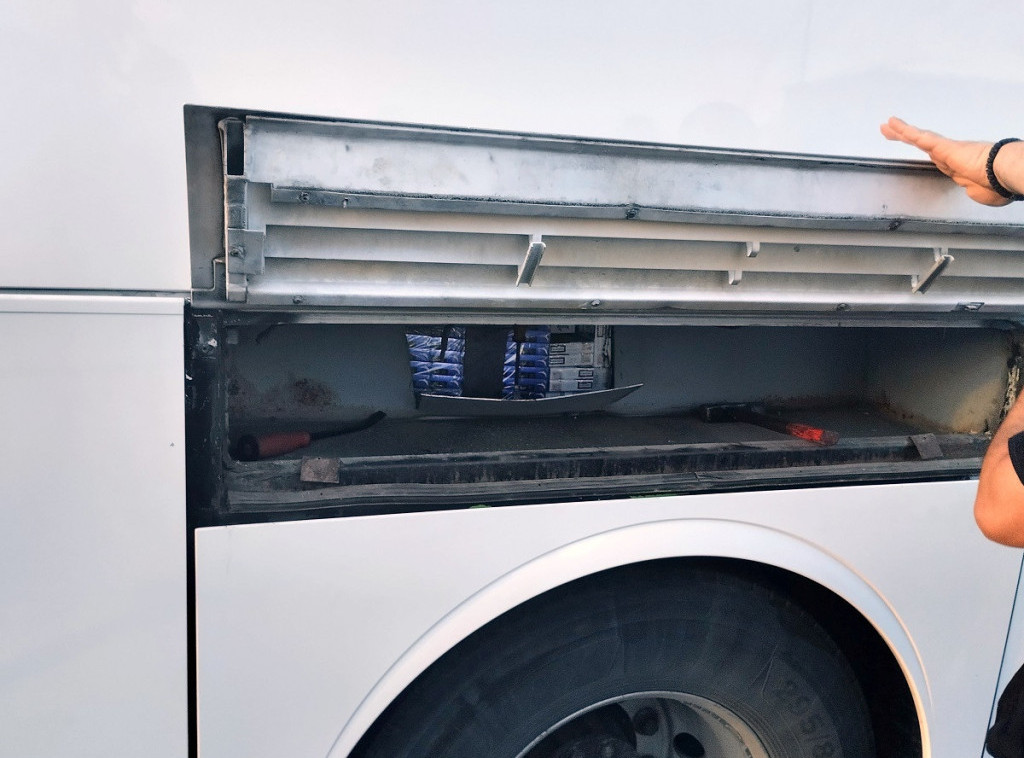 Carinici sprečili šverc 62.000 paklica cigareta, pronašli namenski prerađen prostor u autobusu