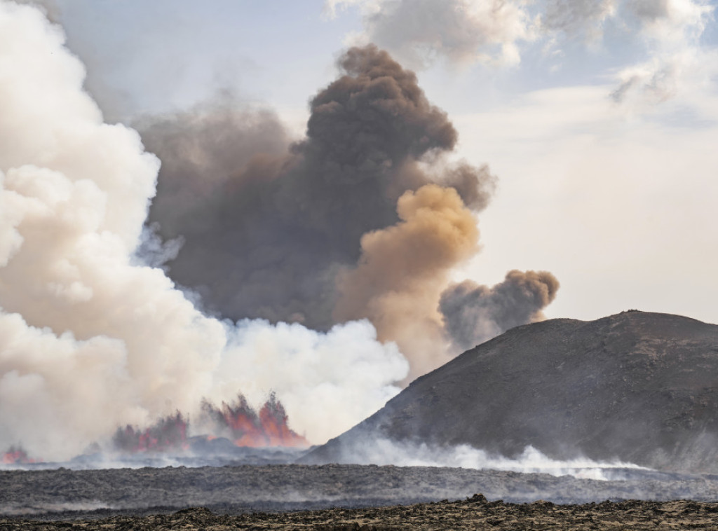 Islandski vulkan izbacuje lavu i dim drugi dan zaredom