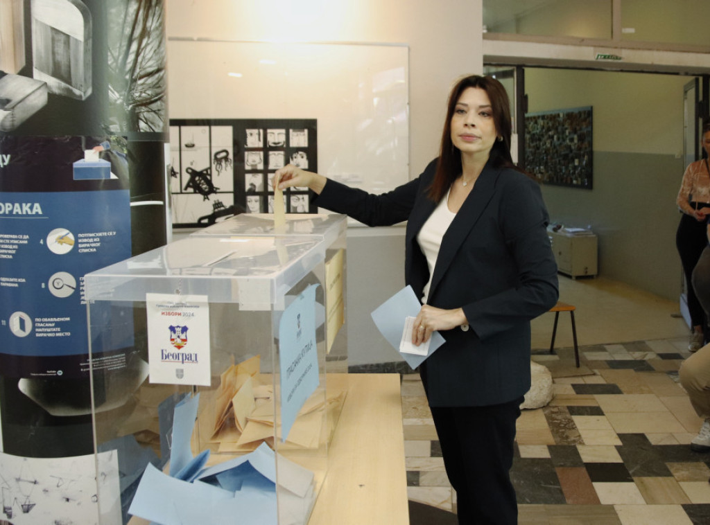 Irena Vujović glasala u Školi za dizajn na Savskom vencu