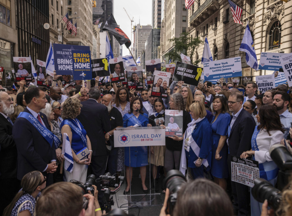 Hiljade učesnika parade za Izrael u Njujorku zahtevale oslobađanje talaca u Gazi