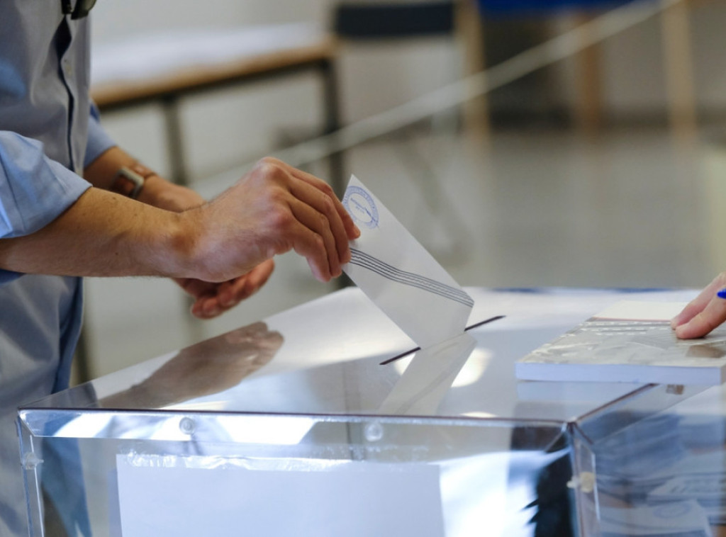 Otvorena birališta u Andaluziji, šest partija u izbornoj trci, desnica predvodi