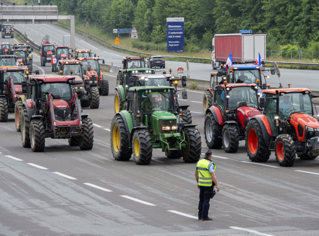 Protest francuskih i španskih poljoprivrednika uz blokadu puteva u pograničnom pojasu
