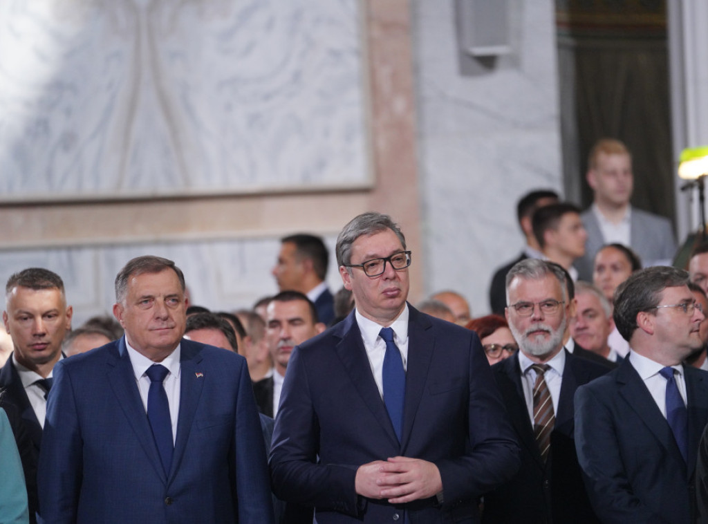 Vučić: Molimo se da sve nesloge ostanu iza nas i da pošaljemo poruku mira i ljubavi