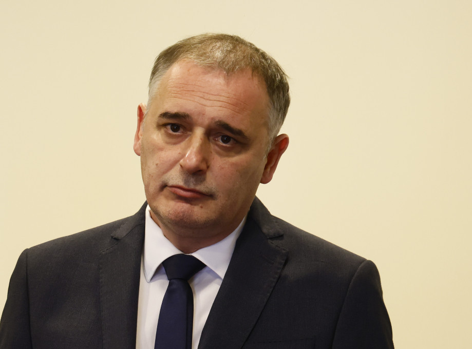 Miloš Vidović obišao spomenik Gavrilu Principu poliven crvenom bojom, u toku čišćenje