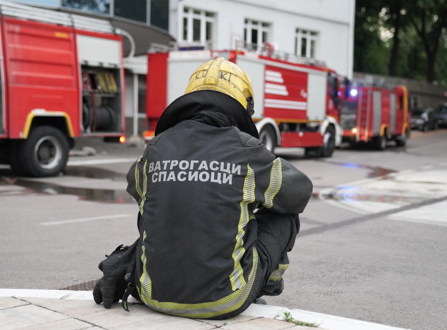 Izbio požar u prizemnoj prostoriji na Bežanijskoj kosi, intervencija u toku