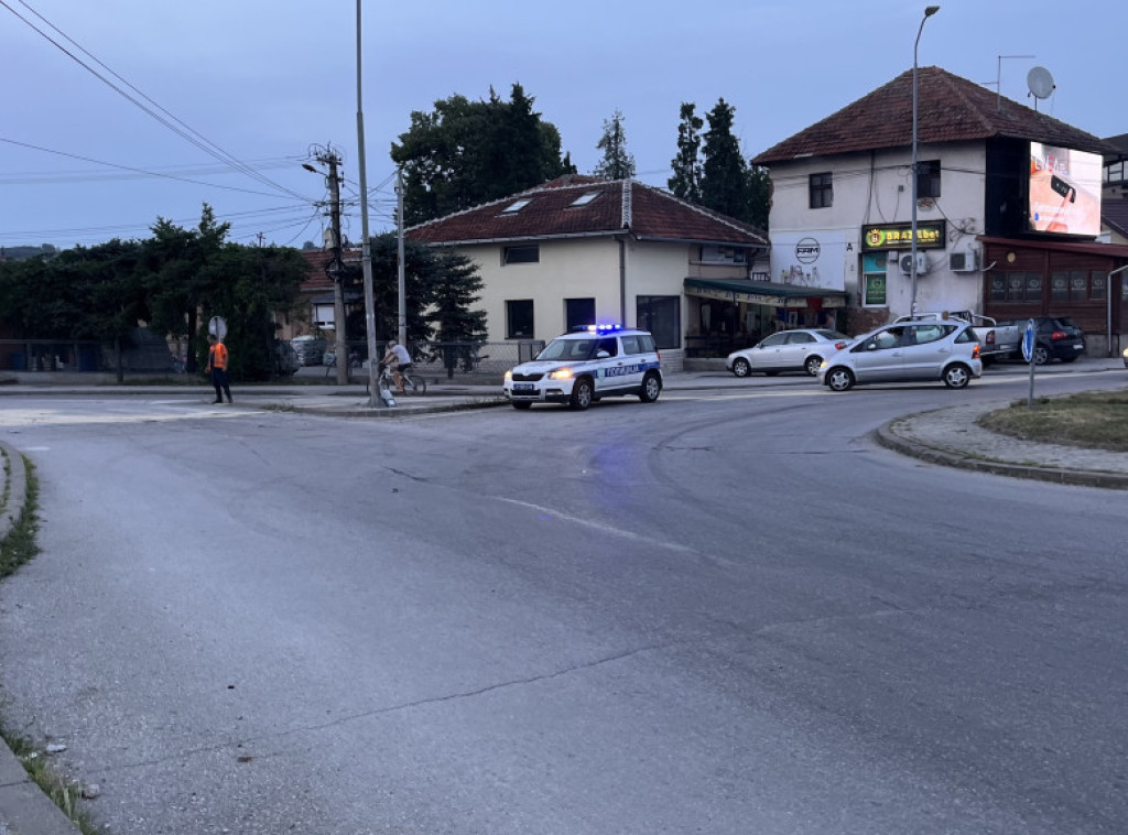 Čačak: Na kružnom toku u Ljubiću automobil oborio ženu sa skutera