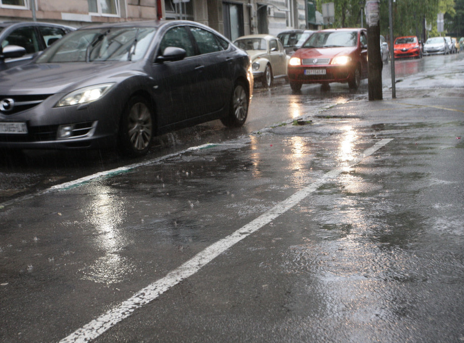 AMSS: Oprez zbog promenljivog stanja kolovoza usled padavina i opasnosti od odrona