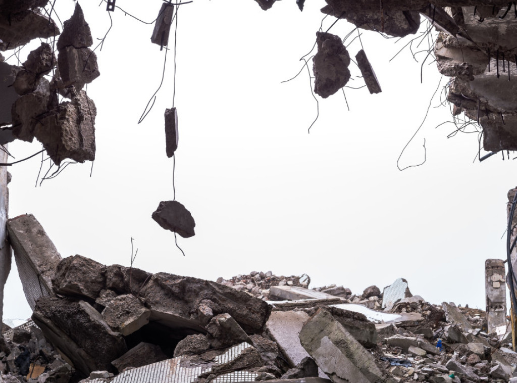 Napad drona izazvao urušavanje ulaza u stambenu zgradu u Sizranju