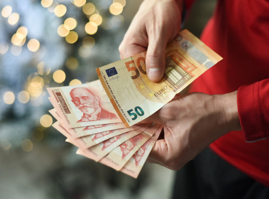 Srednji kurs dinara za evro sutra 117,1721