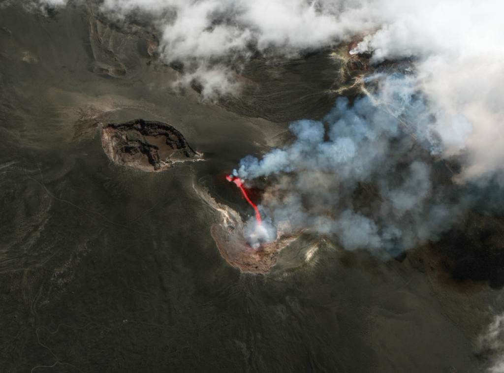 Vulkan Etna pokazao nove znake aktivnosti, izbacio užareni materijal i pepeo