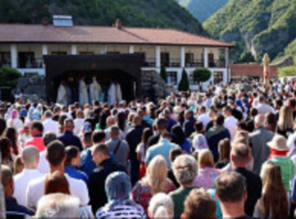U Svetim arhangelima održana 25. Smotra dečIjeg folklora