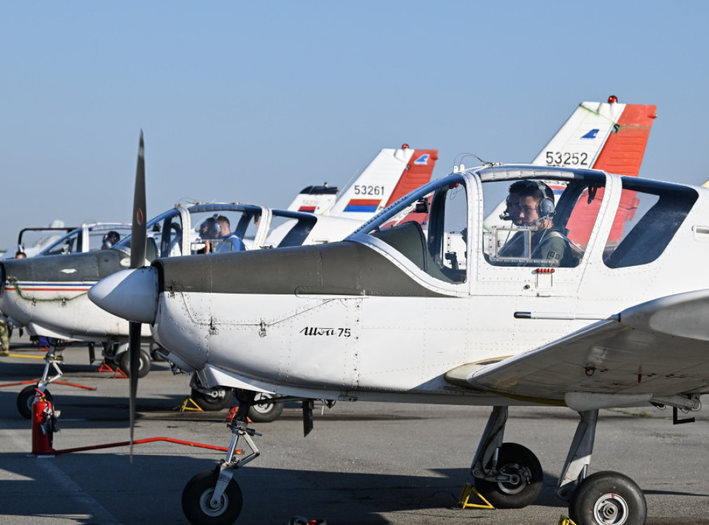 Na aerodromu u Batajnici u toku letačka obuka za buduće pilote Vojske Srbije