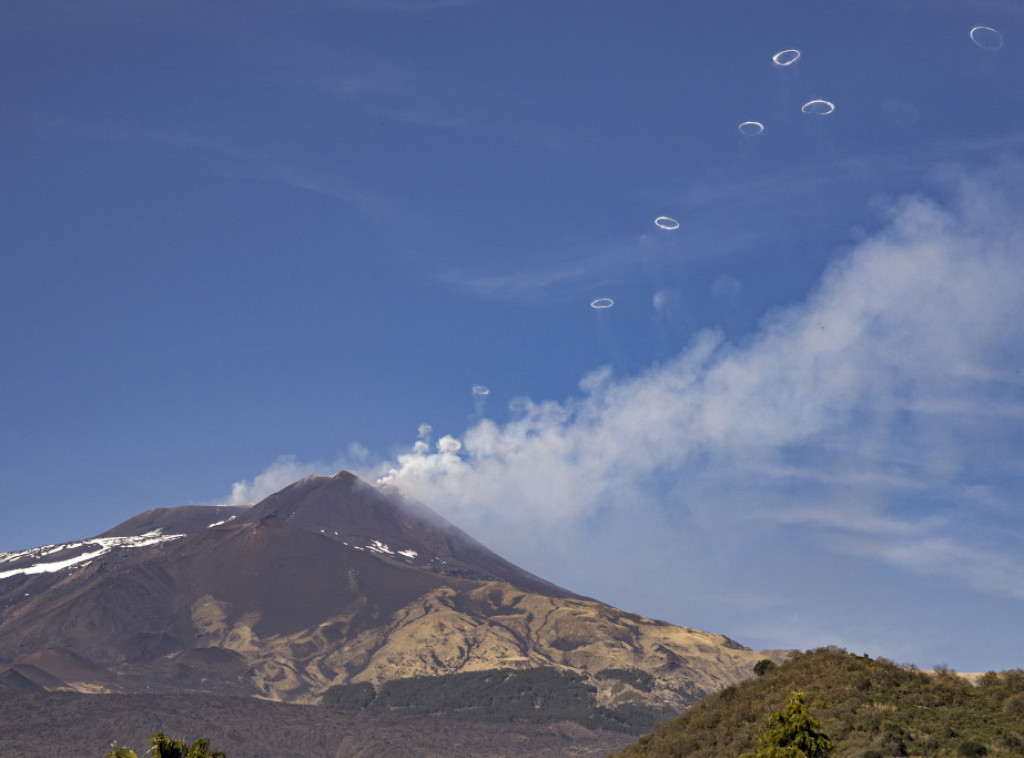 Vulkan Etna pokazao nove znake aktivnosti, izbacio užareni materijal i pepeo