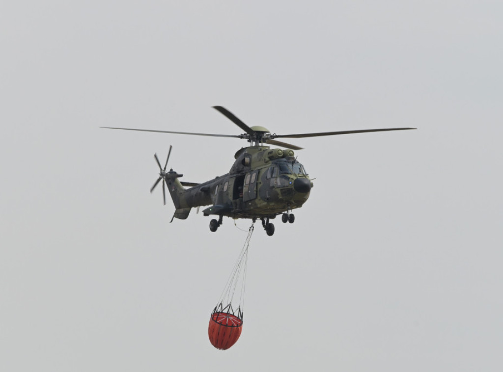Vatrogasci i helikopter MUP-a Srpske i dalje gase požar kod Trebinja