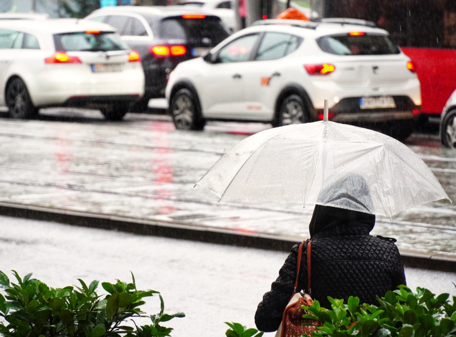 Vozačima se savetuje dodatni oprez zbog mokrih i klizavih kolovoza