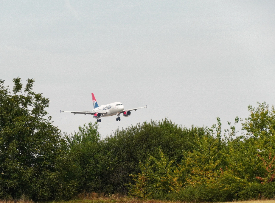 Number of Air Serbia passengers up 15 pct in April, flights up 12 pct