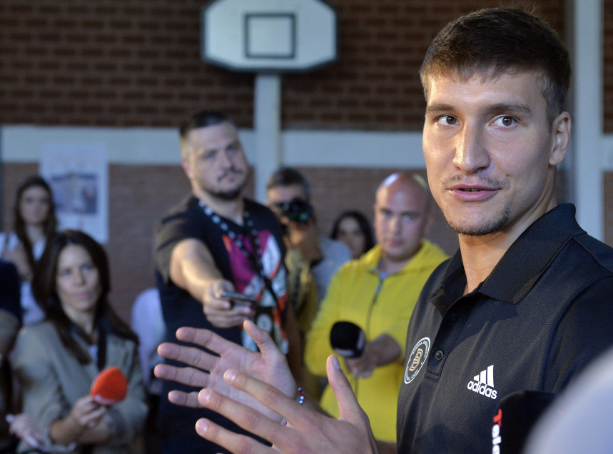 Srpski košarkaš Bogdan Bogdanović povredio leđa na povratku na teren posle pauze