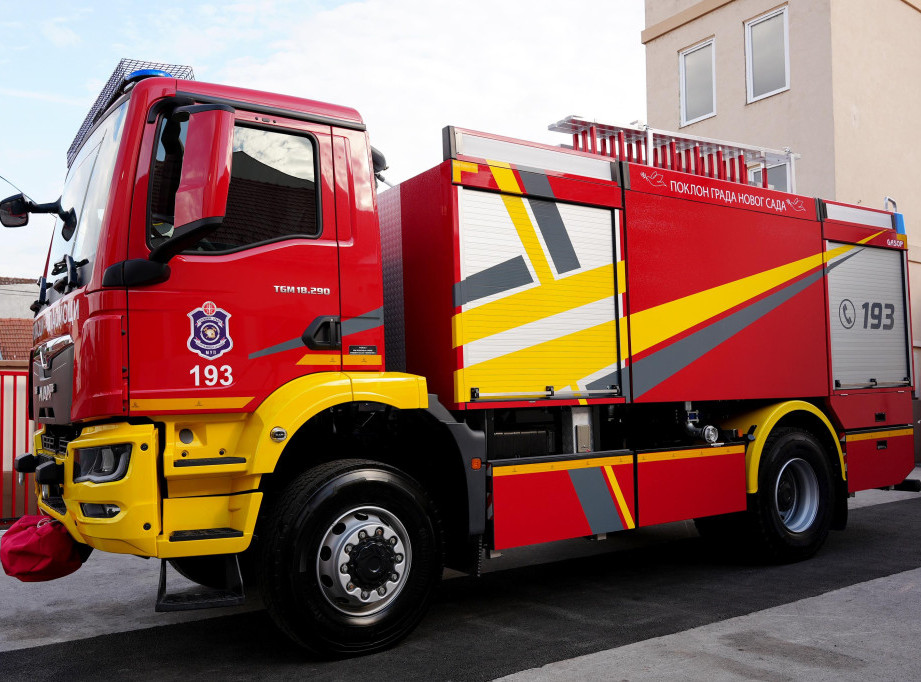 Gori magacin firme GAT u naselju Klisa na Temerinskom putu