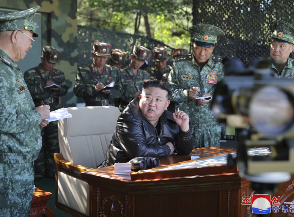 Kim Džong Un nadgledao taktičku obuku specijalnih vojnih snaga