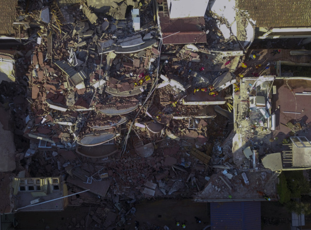 Srušila se zgrada hotela u Argentini, poginula jedna osoba, sedmoro pod ruševinama