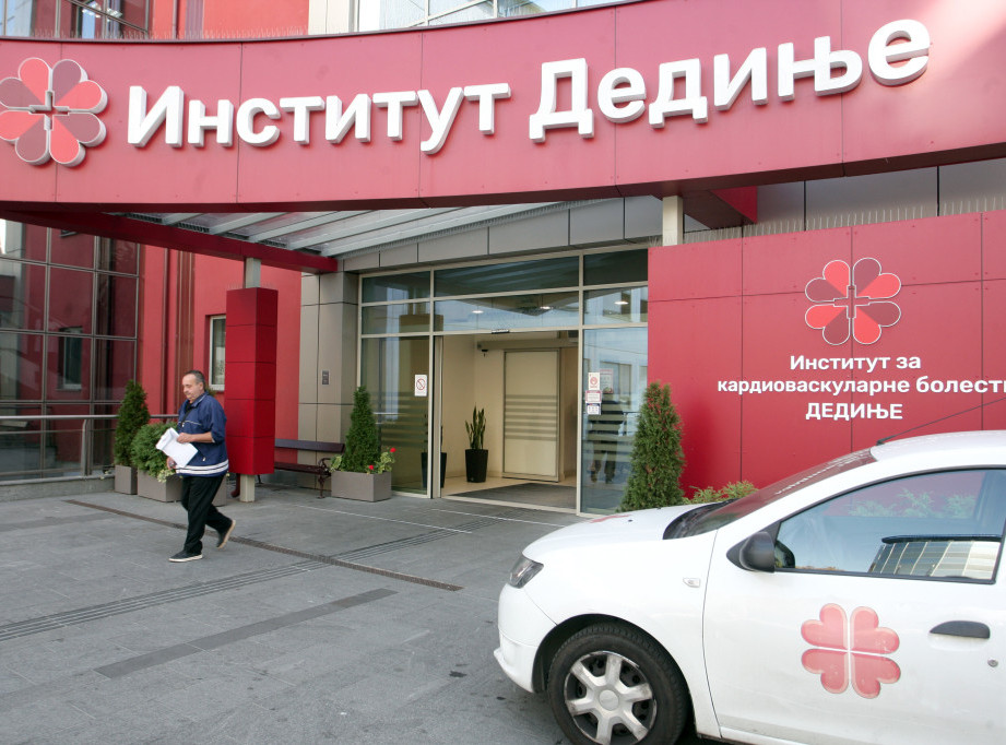 Na Institutu za kardiovaskularne bolesti  "Dedinje" izvedena prva robotski asistirana operacija na srcu