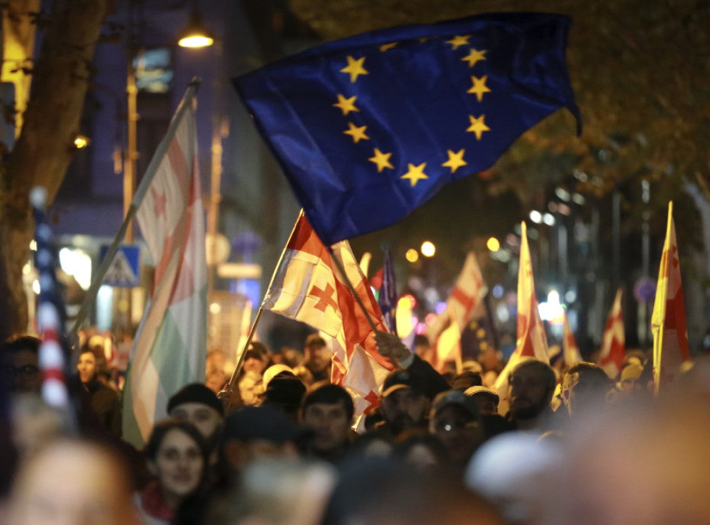 Makron, Šolc i Tusk izrazili zabrinutost zbog političke situacije u Gruziji