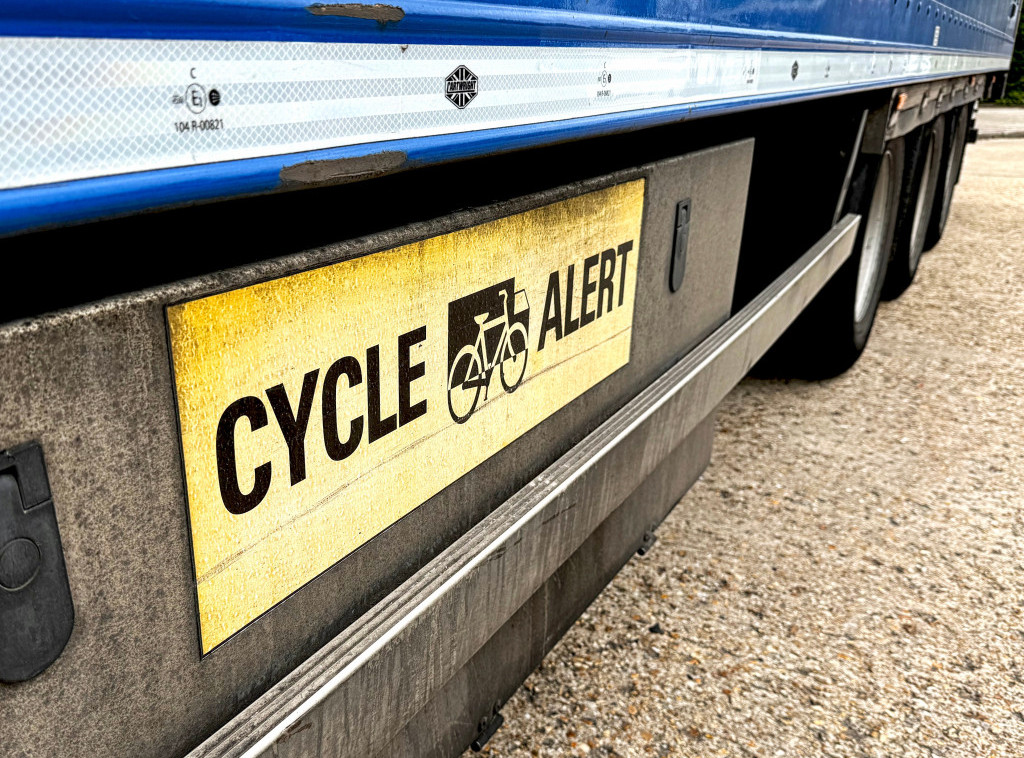 Poginuo bicklista u Leskovcu, udario ga kamion