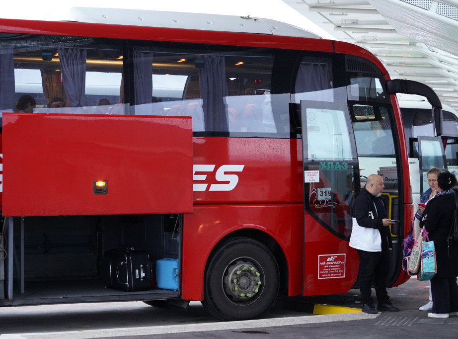Novi Pazar: Grupa studenata u blokadi pokušala da blokira autobuse koji voze na skup u Beograd