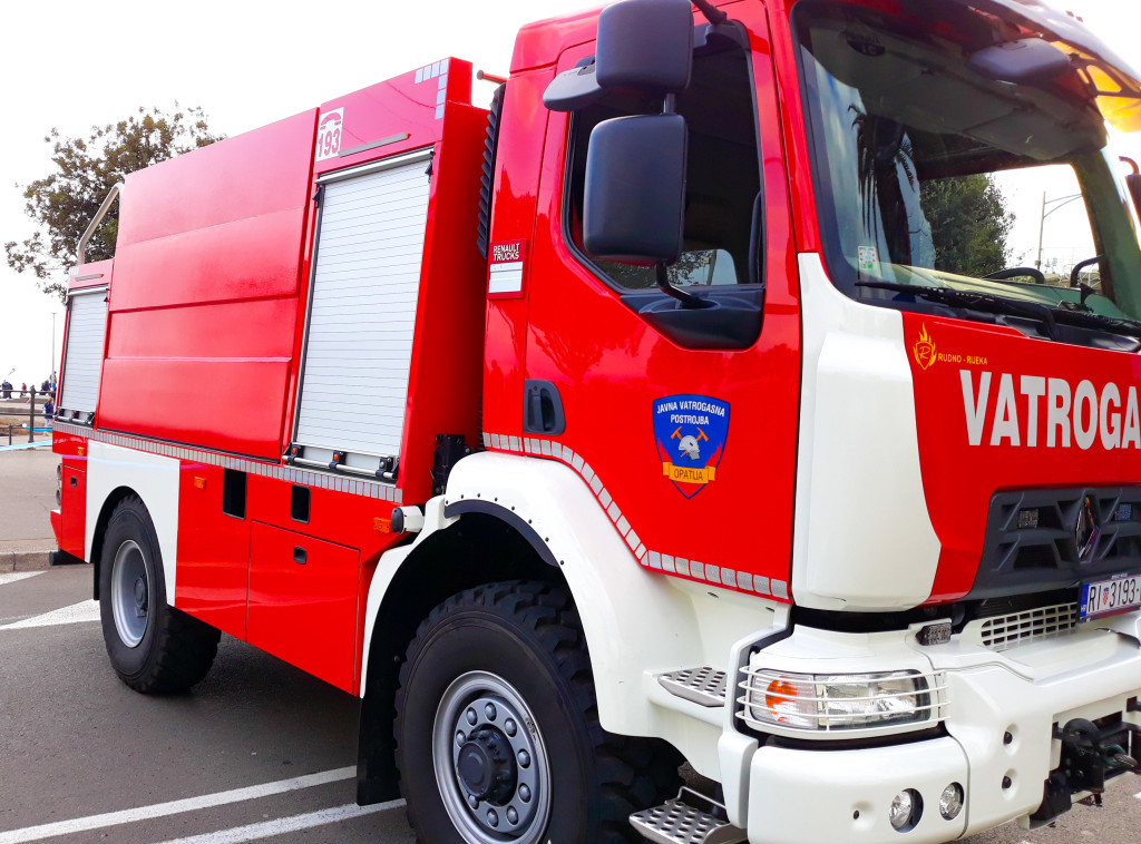 Podstrana: Vatrogasci spasili vozača i vozilo koje je visilo nad provalijom