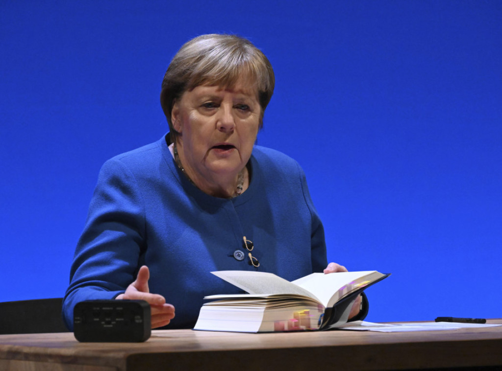 Angela Merkel poželela Mercu sreću na mestu kancelara